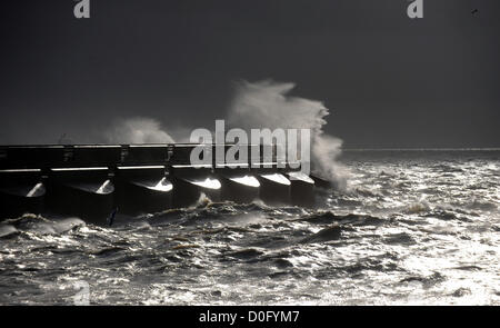 Brighton, Sussex UK 25. November 2012 - riesige Wellen Absturz über dem westlichen Arm des Brighton Marina heute Morgen bei starkem Wind Stockfoto