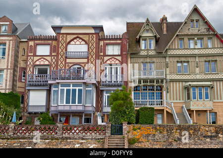 Typisch Neonormand Stil Häuser in Trouville-sur-Mer, Normandie, Frankreich Stockfoto