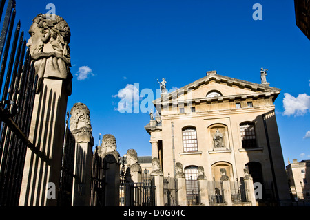 Klasse 1 aufgeführten Clarendon Gebäude und Reihe von Büsten von klassischen Philosophen Oxford Oxfordshire England Europa Stockfoto