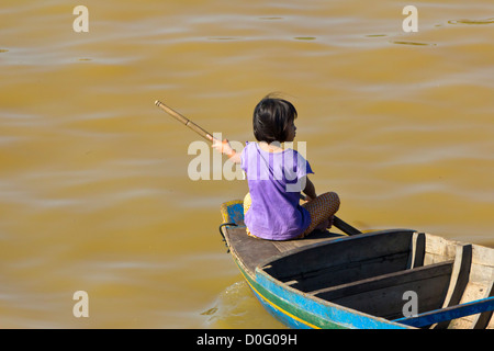 Kind in einem Boot auf dem Tonle Sap See in der Nähe von Siem Reap in Kambodscha Stockfoto