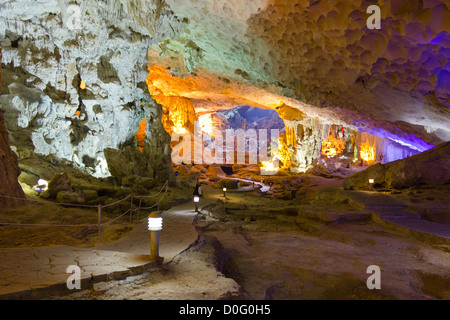 Hängen Sie die Sung Sot (aka Höhle der Ehrfurcht oder Überraschung Höhle) in Halong Bucht, Vietnam Stockfoto