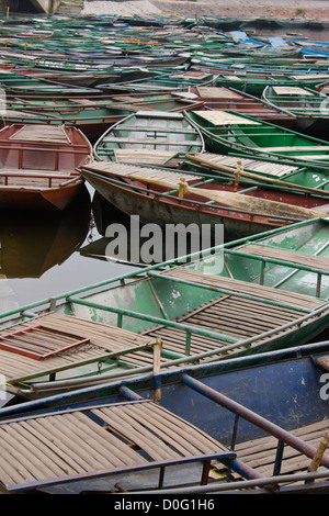 Boote in der Nähe von Tam Coc Höhle in Ninh Binh, Vietnam Stockfoto