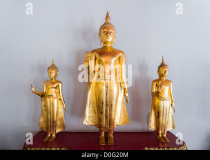 Buddhastatuen im Wat Pho Tempel, Bangkok, Thailand, stehen in der Abhāya Mudrā position Stockfoto