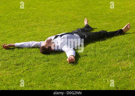 Männliche Berufseinsteiger saugt einige Nachmittagssonne in seiner Mittagspause Stockfoto
