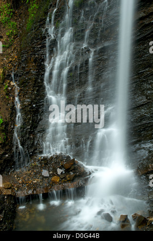 Schöner Wasserfall über Schwarze Natursteine Stockfoto