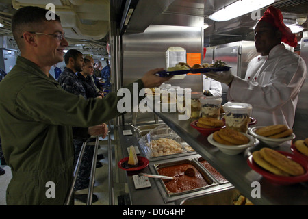 Staff Sgt Walter Duncan, links, CH-53E Super Stallion Distanz Kontrolle Chef, Marine Medium Tiltrotor Squadron 261 (Reinforced Stockfoto