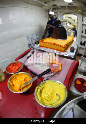 Ein Seemann mit der Iwo Jima amphibisches bereit Gruppe bereitet Frosting und dekorative Elemente für ein Thanksgiving Day Kuchen für die Marines und Matrosen der 24. Marine Expeditionary Unit und Iwo Jima ARG an Bord der USS New York, 22. November 2012. Alle drei Schiffe Stockfoto