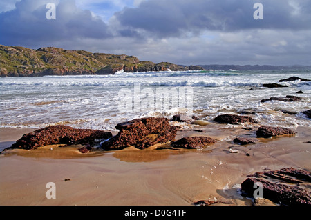Raue See und stürmischen Himmel am Oldshoremore Strand in der Nähe von Kinlochbervie, Northwest Highlands, Sutherland, Schottland, Großbritannien Stockfoto