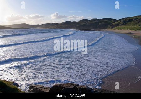 Rollende Wellen brechen an Oldshoremore Strand, in der Nähe von Kinlochbervie, Northwest Highlands, Sutherland, Schottland, Großbritannien Stockfoto