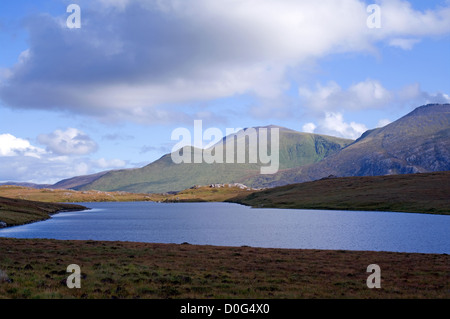 Beinn Spionnaidh und Cranstackie über Loch Tarbhaidh gesehen, durch die eine 838 Straße an der Nordküste 500 Route, Sutherland, Scottish Highlands, Schottland Stockfoto