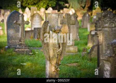 Engel auf einem Grabstein auf einem Friedhof in Youlgreave Abendlicht Derbyshire, England Stockfoto