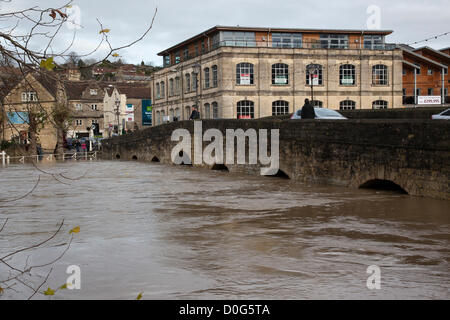 Bradford on Avon, Wiltshire, Großbritannien. November 2012. Der geschwollene Fluss Avon in Bradford auf Avon. England, Großbritannien Stockfoto