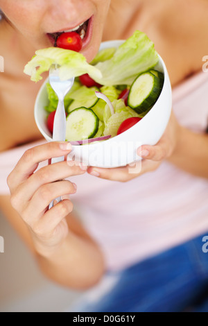 Bild einer Frau, die ihren Salat aus einer Schüssel essen beschnitten Stockfoto