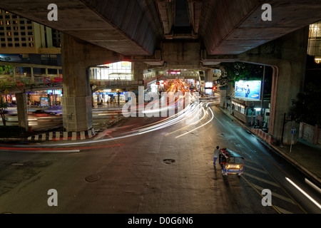 Tuk Tuk warten in Bangkok Verkehr nachts in Ratchaprasong Bezirk, Bangkok, Thailand Stockfoto