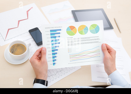 Geschäftsmann am modernen Arbeitsplatz Analyse Erfolg Informationen auf der Karte Stockfoto