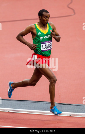 Yenew Alamirew (ETH) im Wettbewerb der Männer 5000m Finale bei den Olympischen Sommerspielen 2012 in London Stockfoto