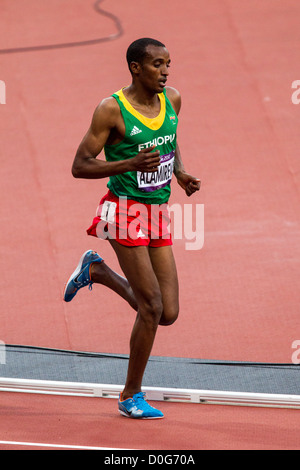 Yenew Alamirew (ETH) im Wettbewerb der Männer 5000m Finale bei den Olympischen Sommerspielen 2012 in London Stockfoto