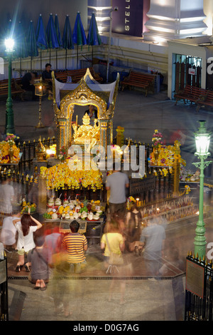 Erawan-Schrein in der Nacht in Bangkok, Thailand Stockfoto