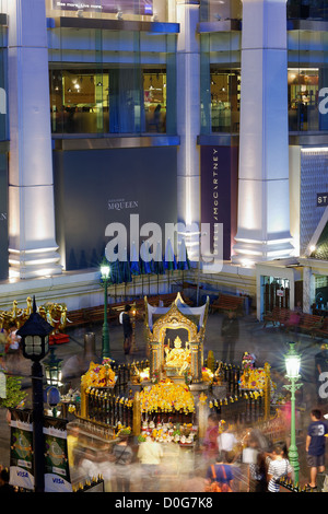 Erawan-Schrein in der Nacht in Bangkok, Thailand Stockfoto