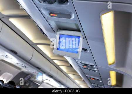 Innenraum des Flugzeugs mit informatorische Bildschirme (Economy Class) Stockfoto