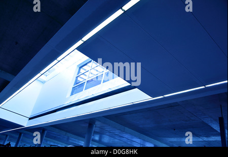 Weitwinkeleinstellung des modernen Interieurs mit Oberlicht-Fenster Stockfoto