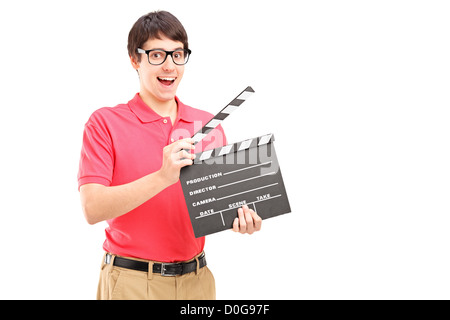 Ein lächelnder Mann mit Brille hält ein Film Donnerschlag isoliert auf weißem Hintergrund Stockfoto