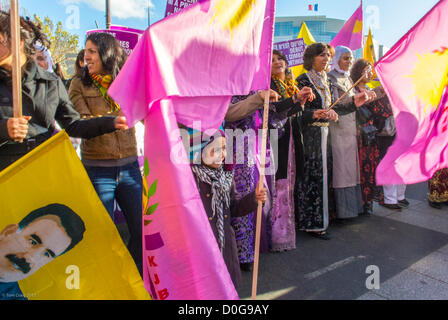 In Paris, Frankreich, hielten verschiedene feministische Gruppen einen marsch gegen Gewalt gegen Frauen ab, in Paris, als Teil einer internationalen marsch-Bewegung für Frauenrechte, kurdische Frauen Stockfoto