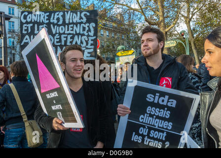 Paris, Frankreich, Demonstration gegen Gewalt an Frauen, Aidsaktivistin, Gruppen für legale Prostitution, Protestschilder von Teens Holding-Aktivisten auf der Straße, Plakat aufgreifen Stockfoto