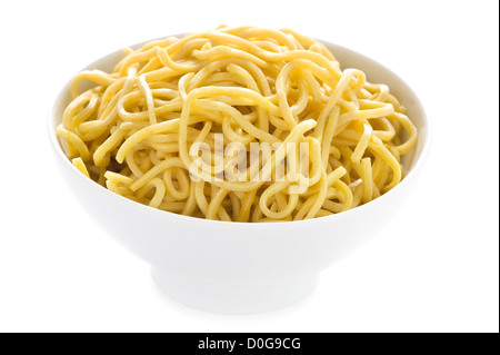 nur gekochtes Ei Nudeln in eine Schüssel geben Stockfoto