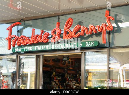 Frankie & Benny es New York italienisches Restaurant in MacArthur Glen Retail Park, Sarn, Bridgend, Süd-Wales, UK Stockfoto
