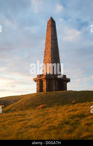 Stoodley Pike Denkmal oder Torheit stehen oberhalb der Stadt Todmorden, Calderdale, West Yorkshire, Großbritannien Stockfoto