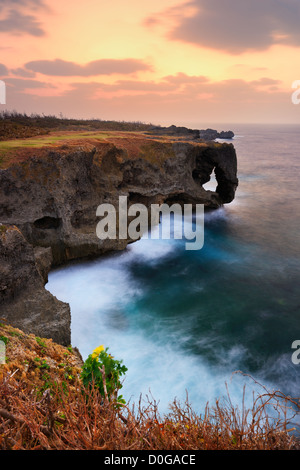 Manzamo, einer berühmten Korallenriff Klippe in Okinawa, Japan. Stockfoto