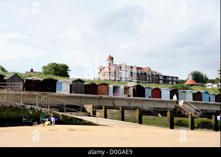Umkleidekabinen am Strand von Frinton on Sea, Essex, Großbritannien Stockfoto