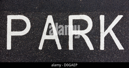 Parkplatz Schild bemalt auf der Straße mit weißer Farbe Stockfoto