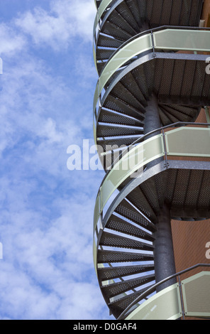 Metall-Spirale Treppe als Feuerleiter eines Gebäudes Stockfoto