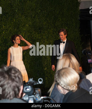 Colin Firth und Frau Livia Firth am Abend Standard Theatre Awards 2012, The Savoy London 25. November 2012, britischer Schauspieler Stockfoto