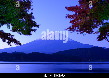 Mount Fuji in der Abenddämmerung in der Nähe von Kawaguchi-See in Yamanashi Präfektur, Japan. Stockfoto