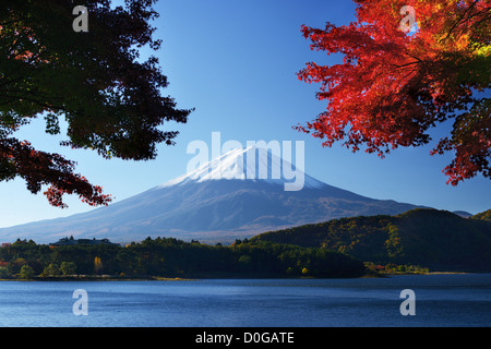 Mount Fuji in der Abenddämmerung in der Nähe von Kawaguchi-See in Yamanashi Präfektur, Japan. Stockfoto