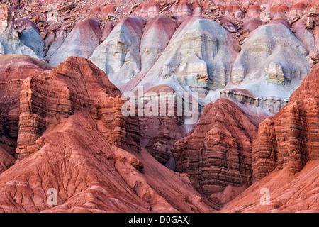 Vielfarbigen Gesteinsschichten bilden die Sandsteinwände der Capitol Reef National Park in Utah. Stockfoto