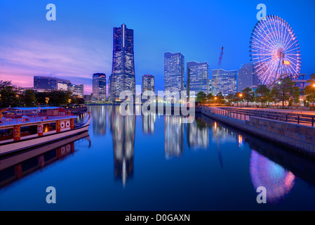 Skyline von Yokohama, Japan in Minato Mirai Bay. Stockfoto