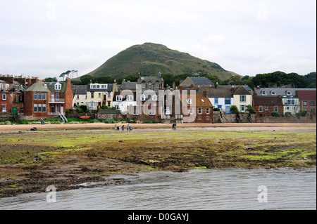 Berwick Law, gesehen von der Strandpromenade von North Berwick, Schottland. Stockfoto