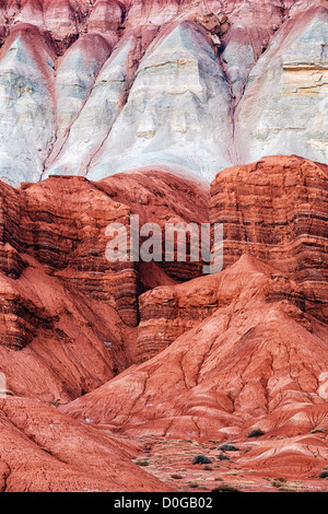 Vielfarbigen Gesteinsschichten bilden die Sandsteinwände der Capitol Reef National Park in Utah. Stockfoto