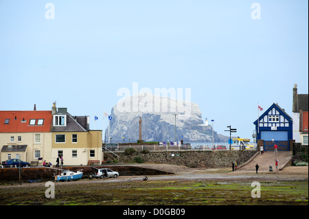 Bass Rock in Forth Firth, gesehen von der Strandpromenade von North Berwick, Schottland. Stockfoto