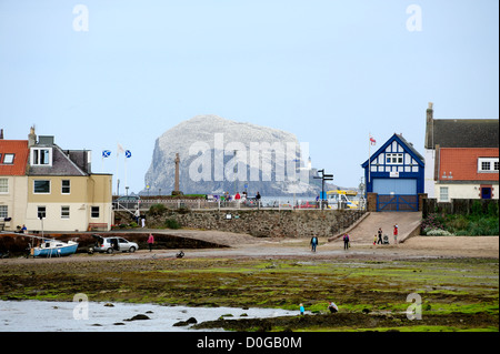 Bass Rock in Forth Firth, gesehen von der Strandpromenade von North Berwick, Schottland. Stockfoto