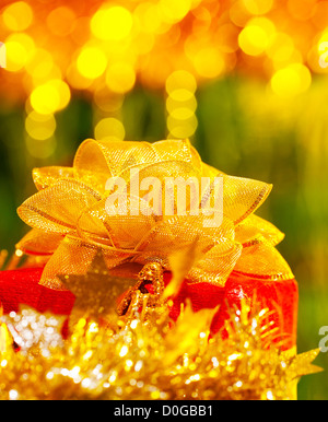 Bild des neuen Jahres anwesend auf leuchtenden Hintergrund, rot-Geschenk-Box mit großen goldenen Schleife, Geburtstagsüberraschung, Urlaub Dekor Stockfoto