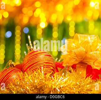 Bild der traditionellen Weihnachtsschmuck, Stillleben mit schönen festlichen Ornament auf grün leuchtenden Hintergrund, Rote Christbaumkugel Stockfoto