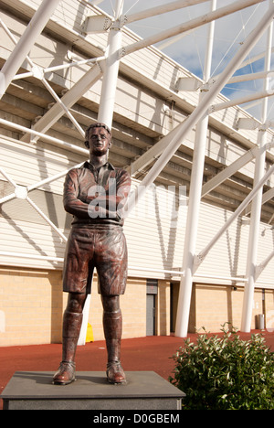 Statue von Ivor Allchurch, der "Golden Boy" außerhalb der Liberty Stadium, Swansea, Heimspielstätte von Swansea City Football Club, UK Stockfoto