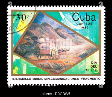 Briefmarke aus Kuba, die Darstellung eines Güterzugs und Satelliten. Stockfoto