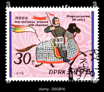 Porto Stempel her Nordkorea zeigt einen Reiter mit einem Pferd in Kettenhemd. Stockfoto