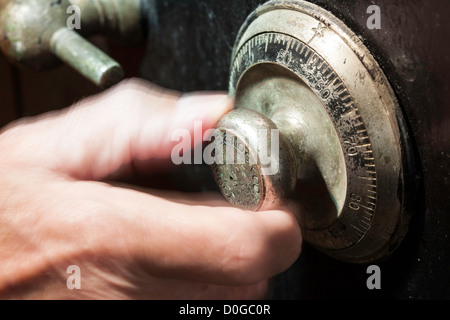 Hand drehen sicher Tumbler Stockfoto